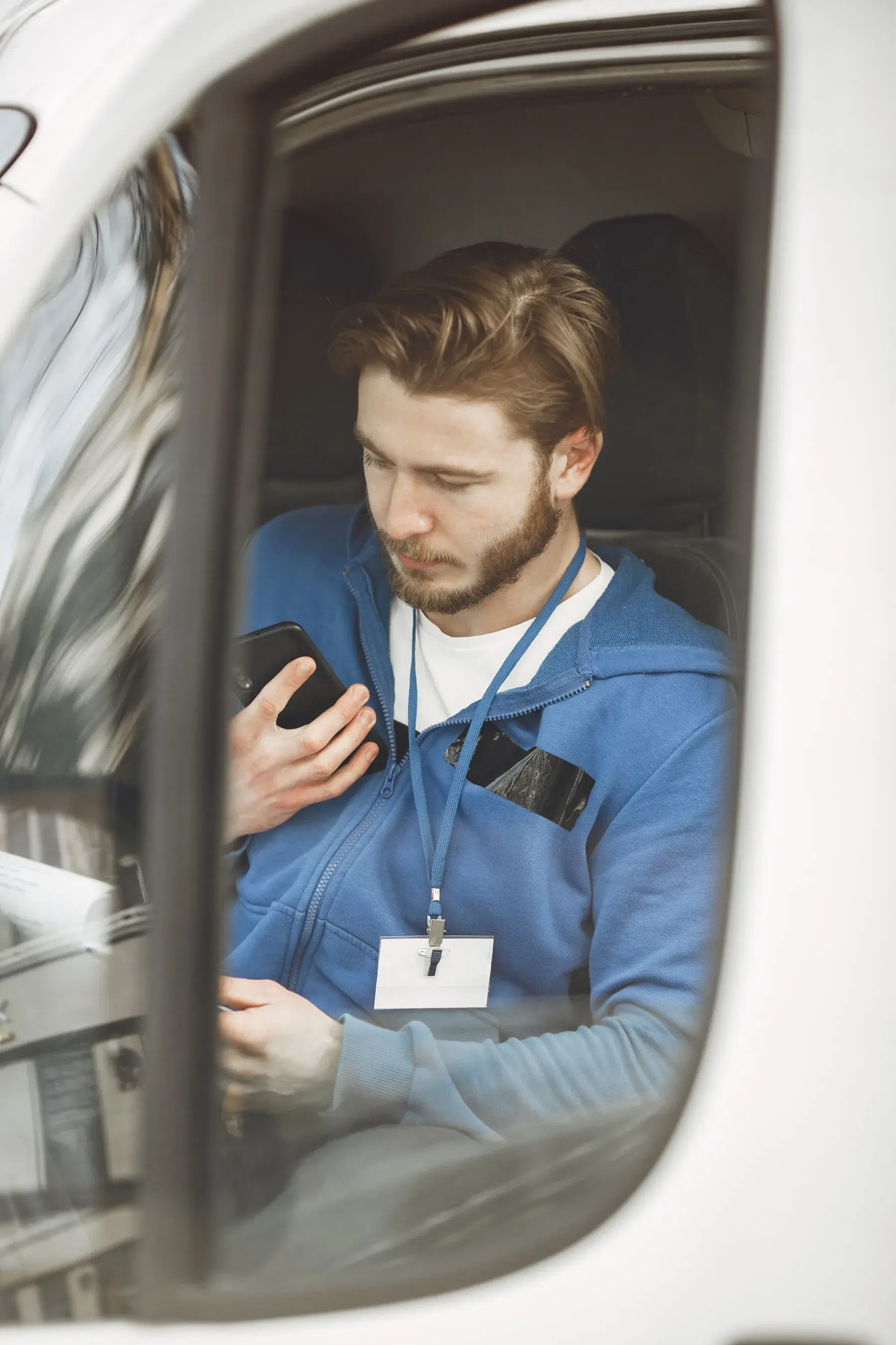 Motorista profissional acompanhando o celular no veículo