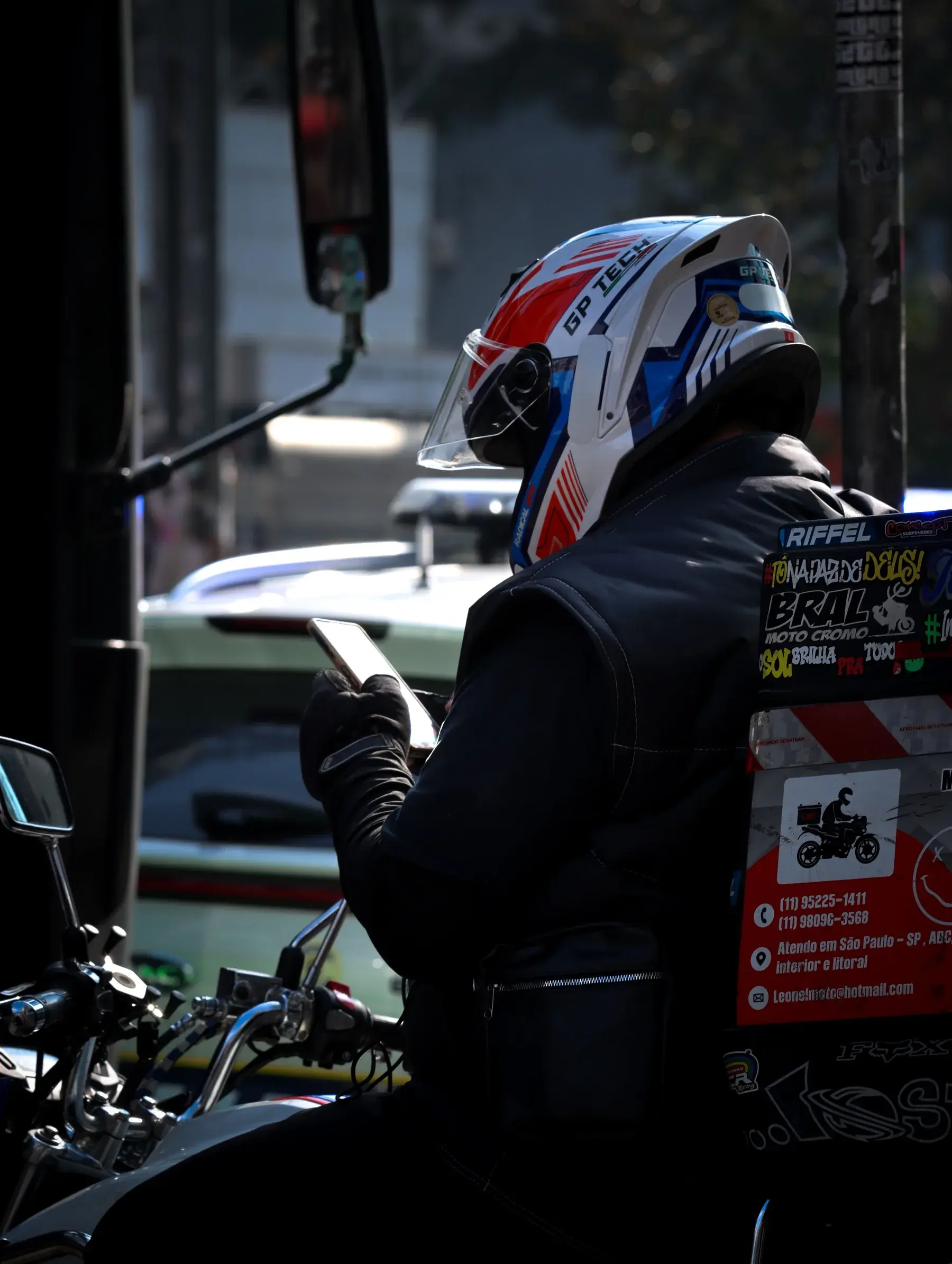Motociclista profissional em deslocamento urbano
